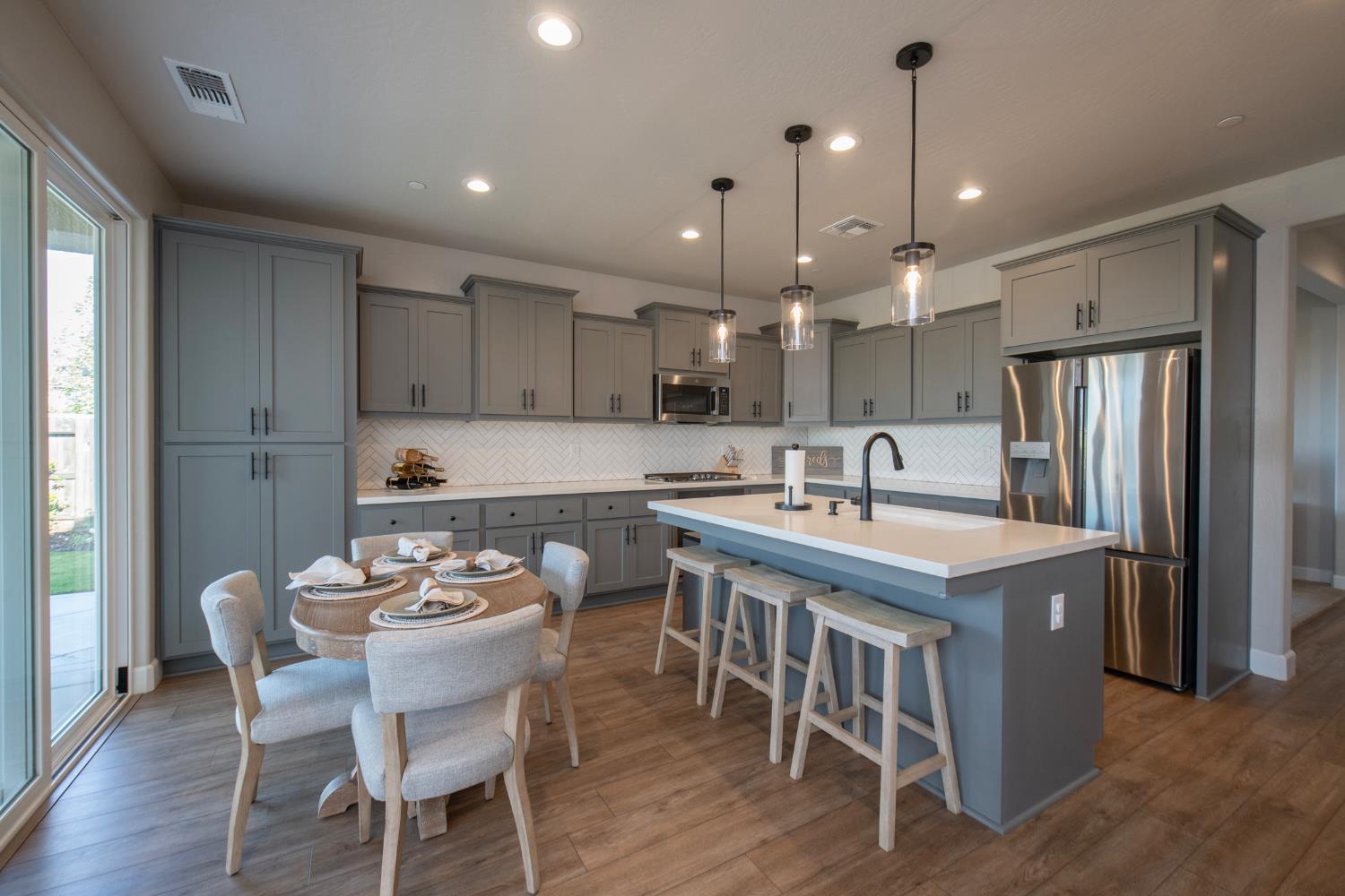 998 Ponderosa Way W, Madera, CA 93636