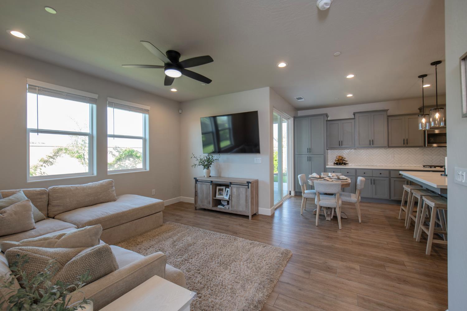 998 Ponderosa Way W, Madera, CA 93636