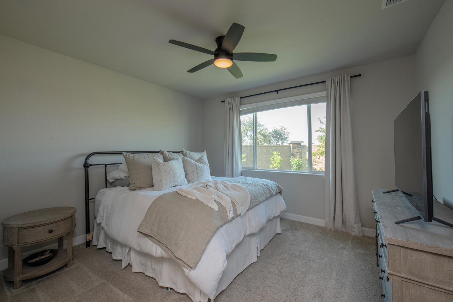 998 Ponderosa Way W, Madera, CA 93636