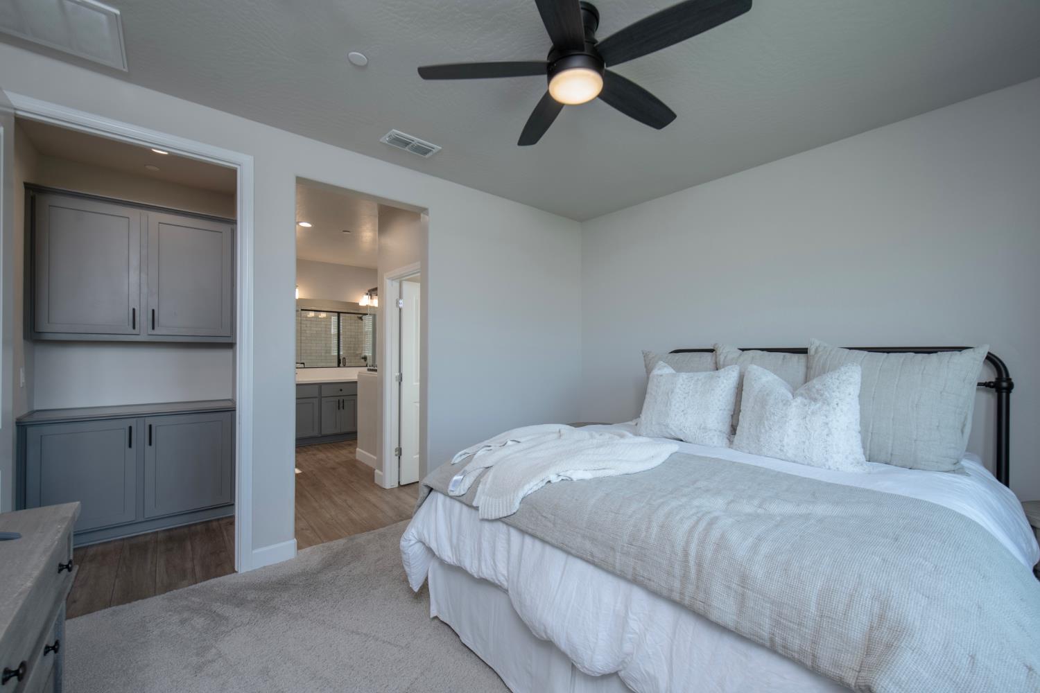 998 Ponderosa Way W, Madera, CA 93636