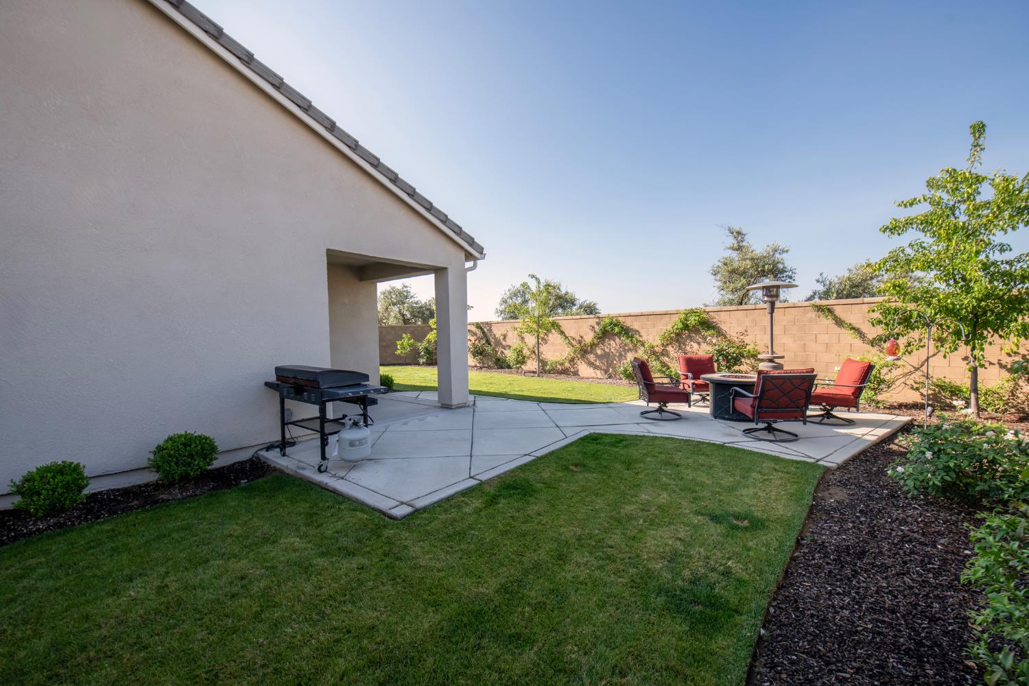 998 Ponderosa Way W, Madera, CA 93636