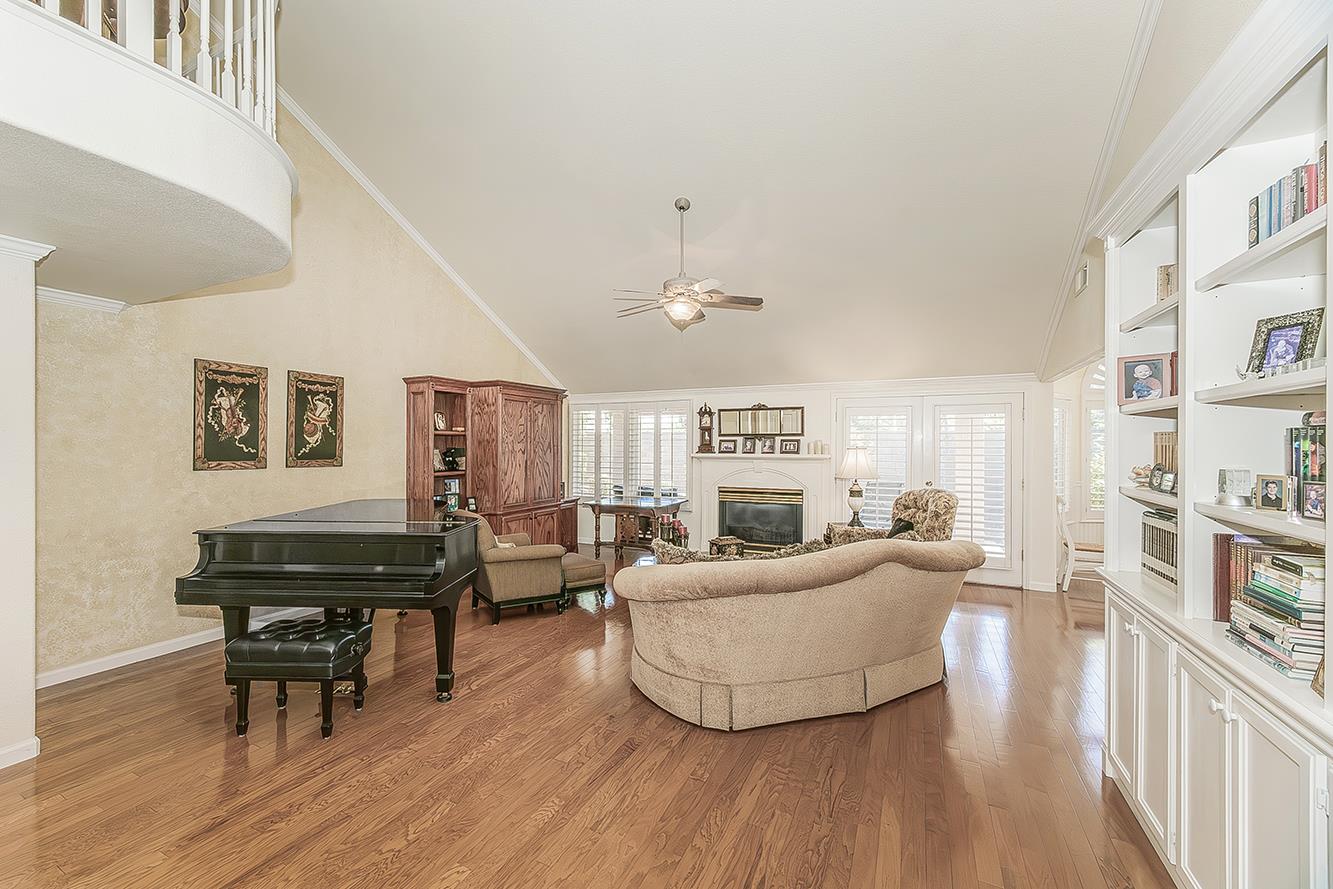 8466 N Dearing Ave, Fresno, CA 93720