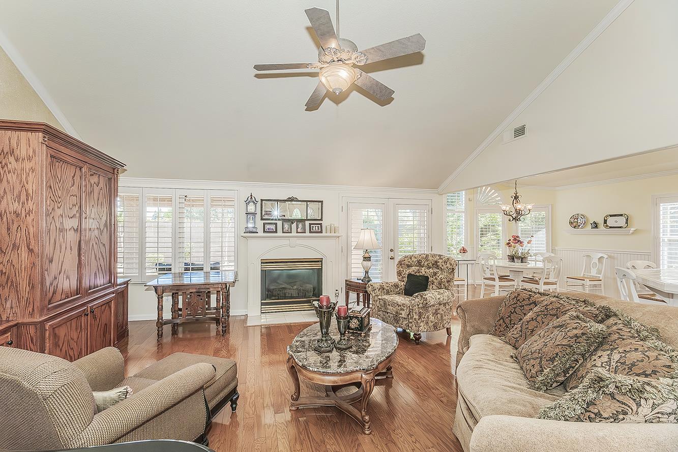 8466 N Dearing Ave, Fresno, CA 93720