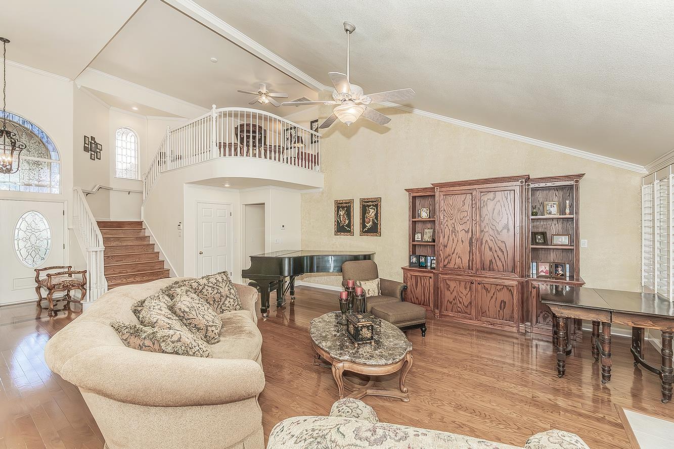 8466 N Dearing Ave, Fresno, CA 93720