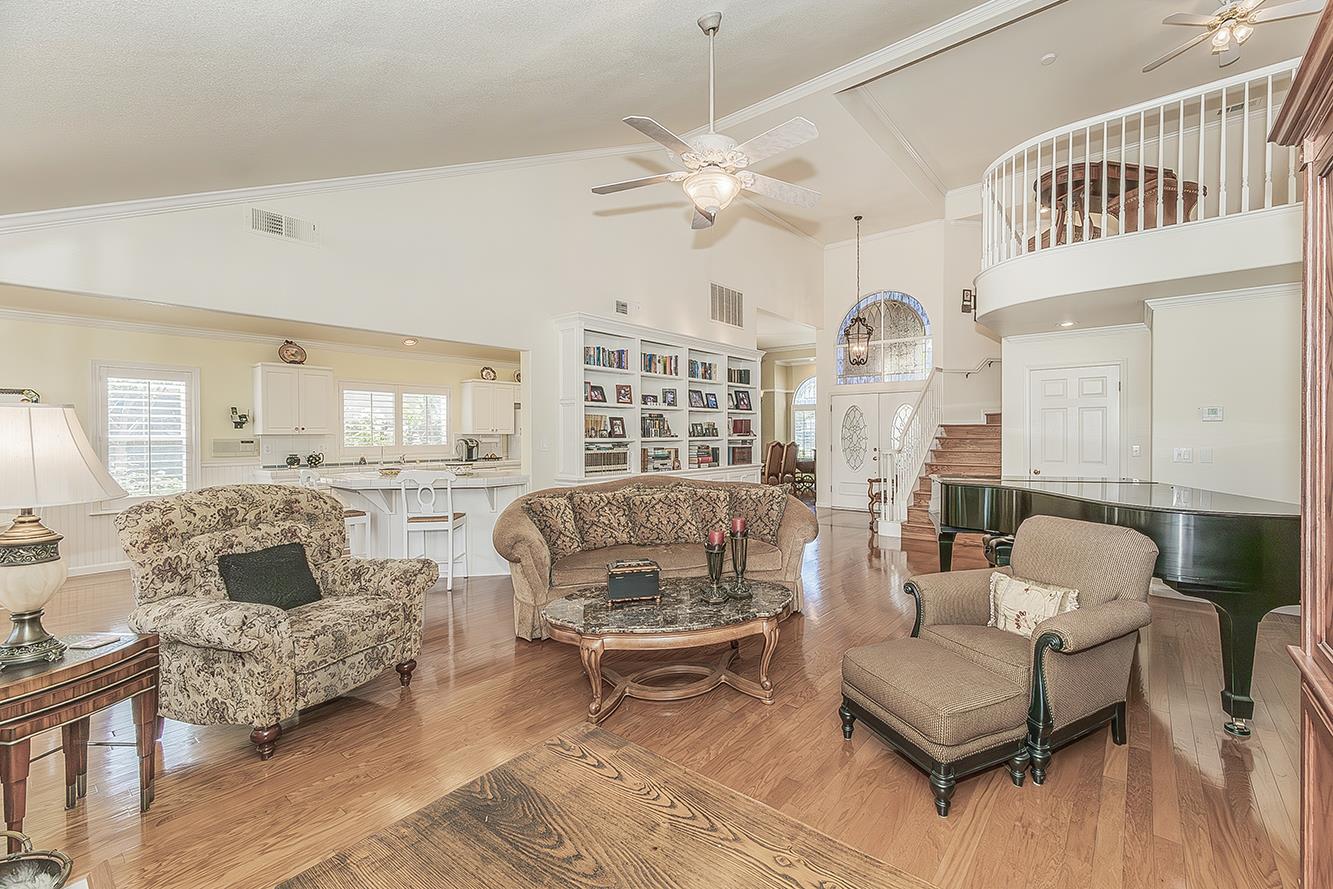 8466 N Dearing Ave, Fresno, CA 93720