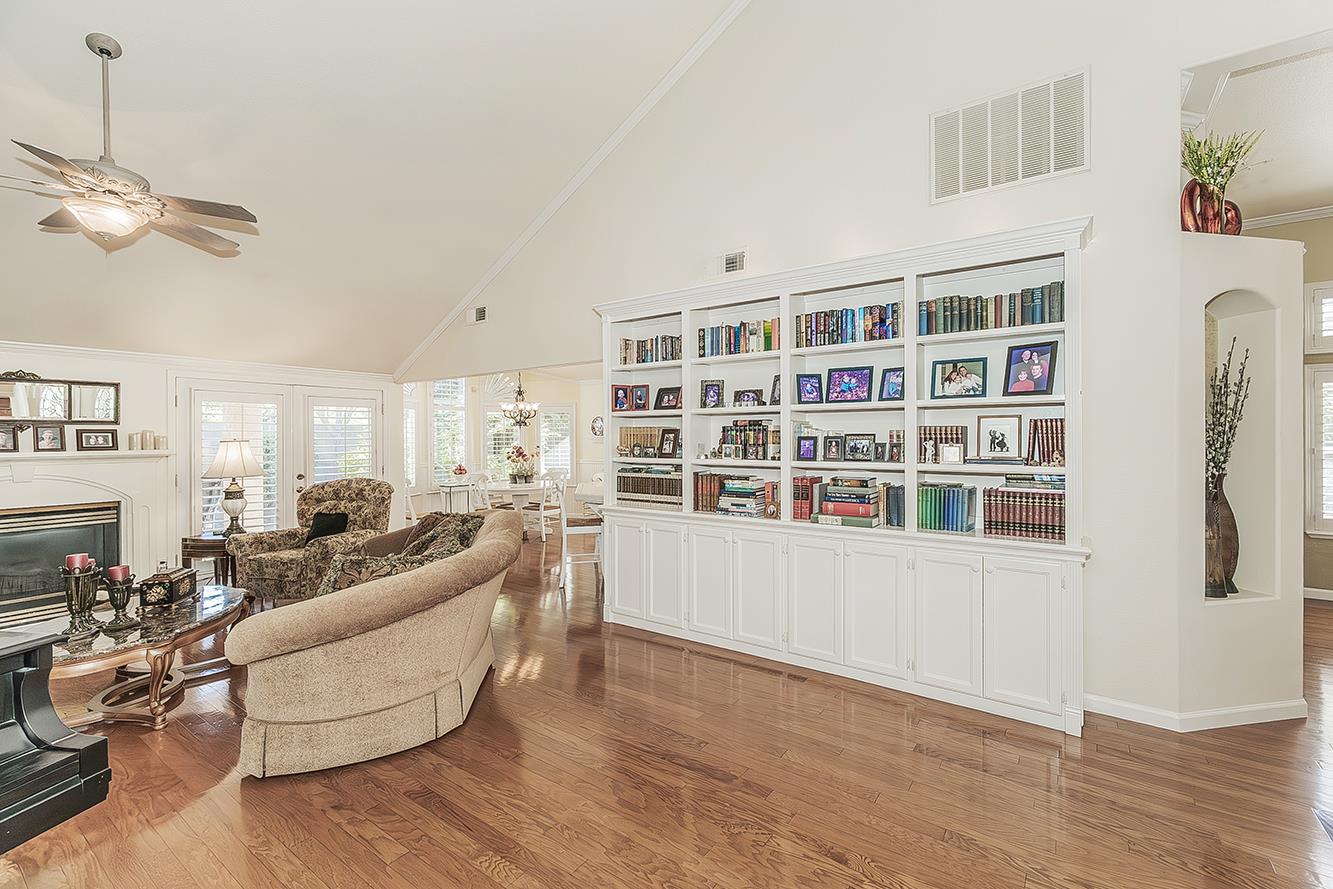 8466 N Dearing Ave, Fresno, CA 93720