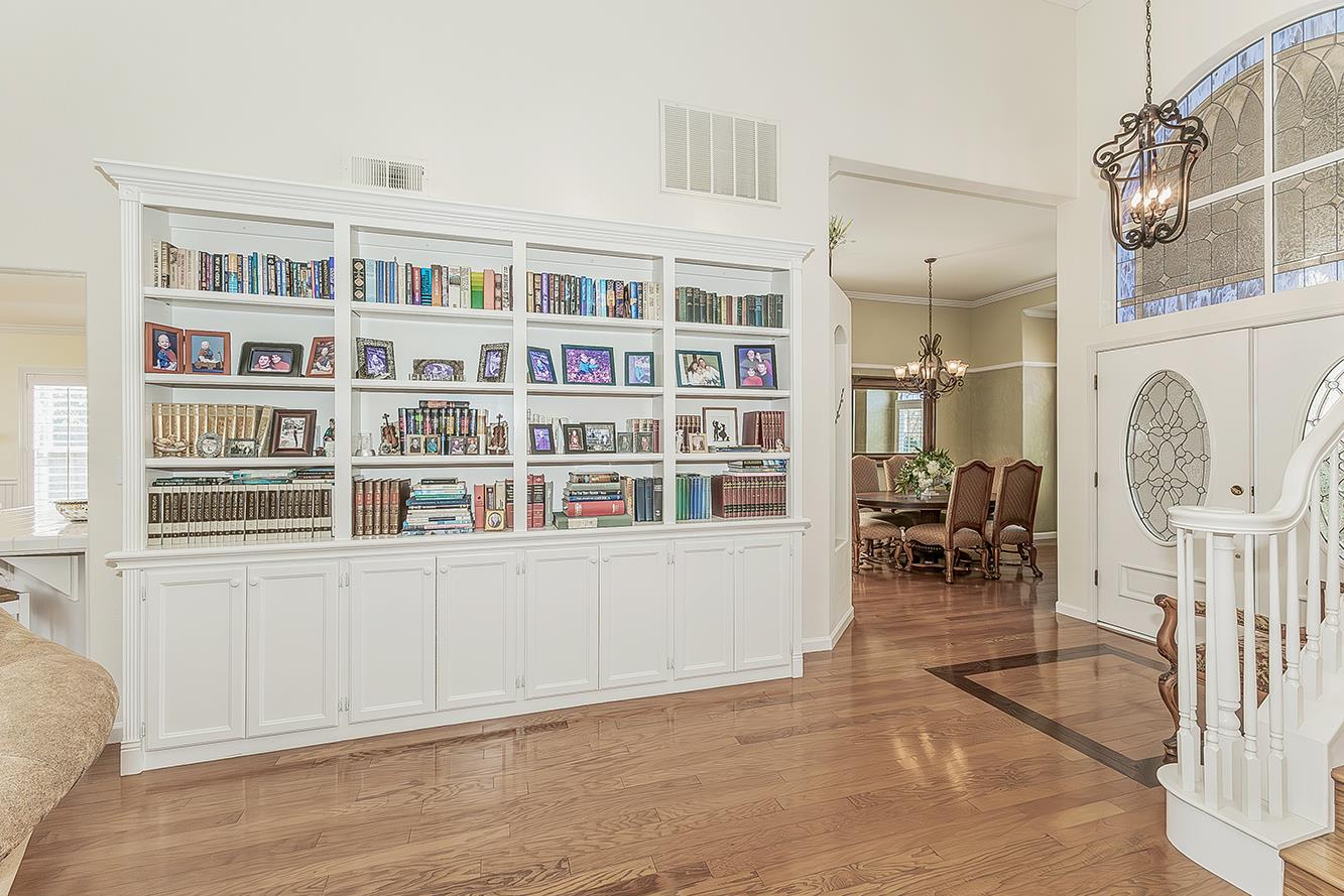 8466 N Dearing Ave, Fresno, CA 93720