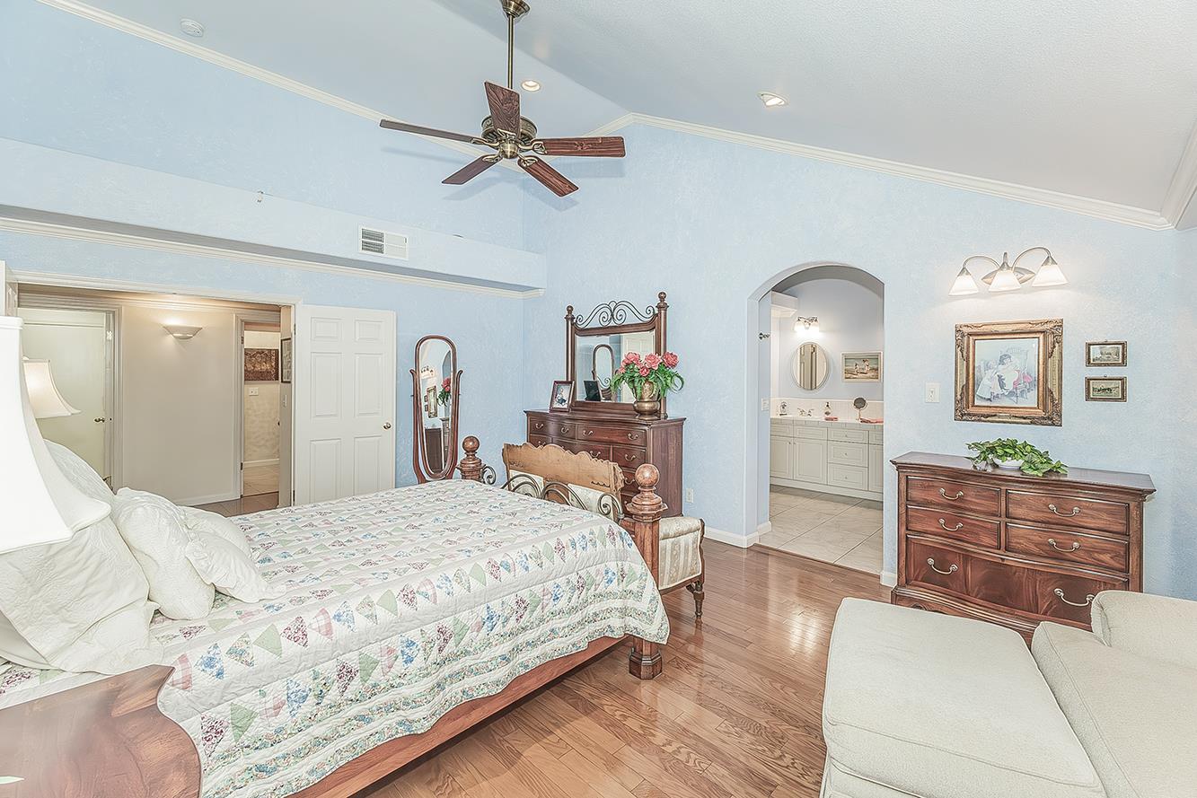 8466 N Dearing Ave, Fresno, CA 93720