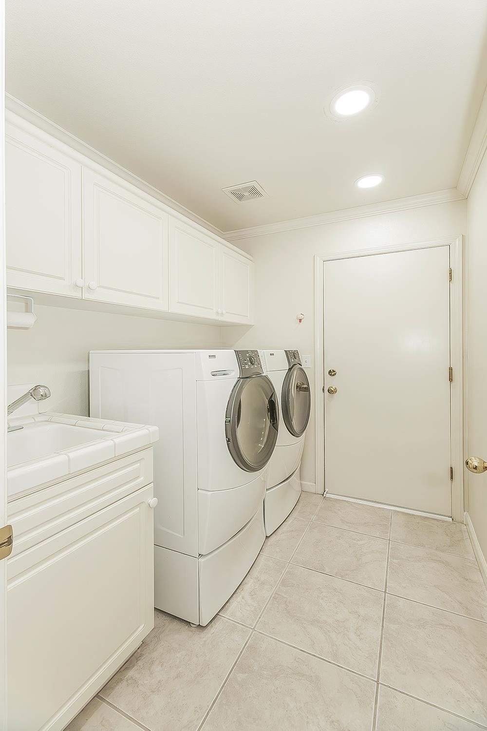 8466 N Dearing Ave, Fresno, CA 93720