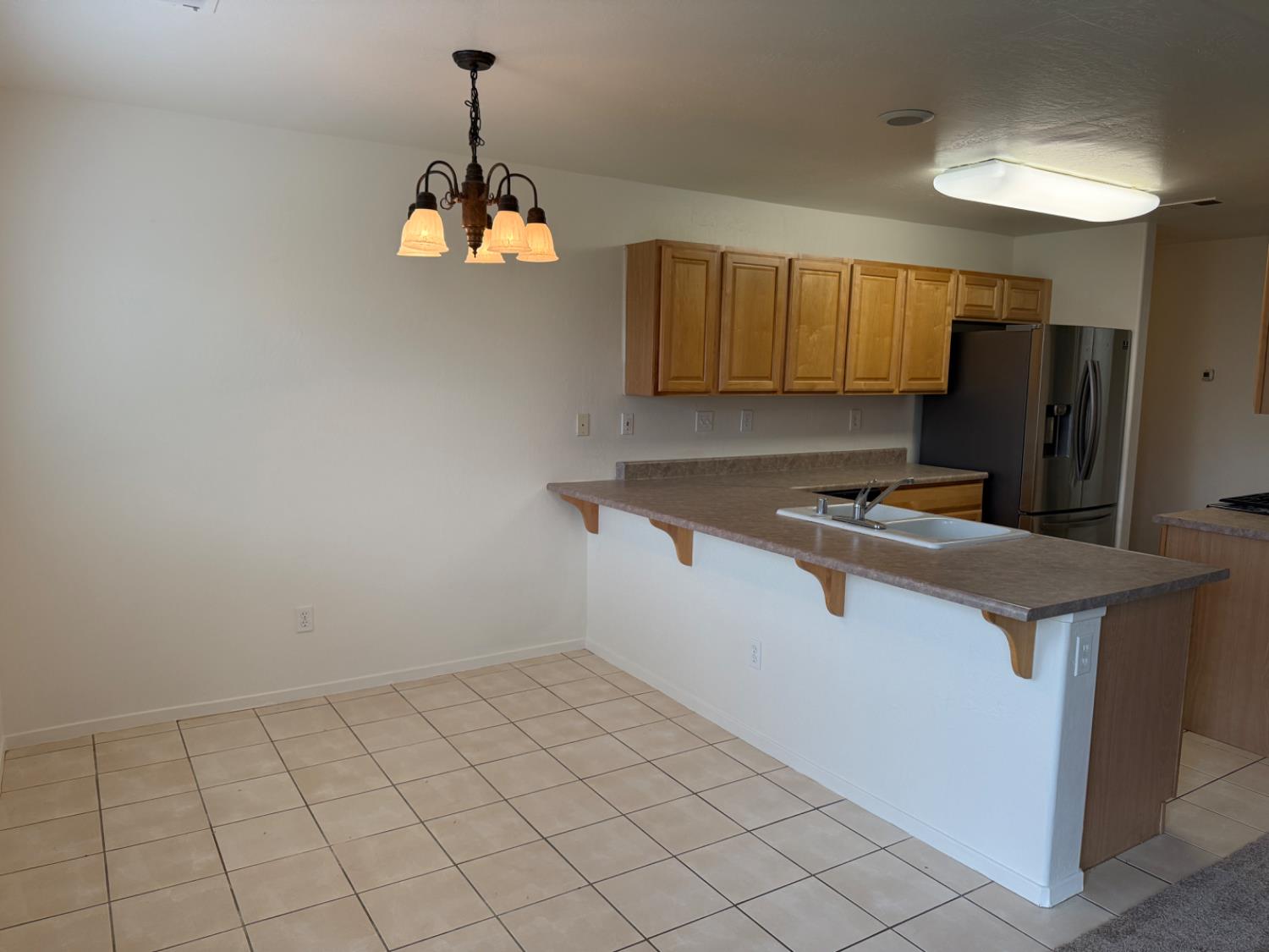 2020 W Bristol Ln, Hanford, CA 93230