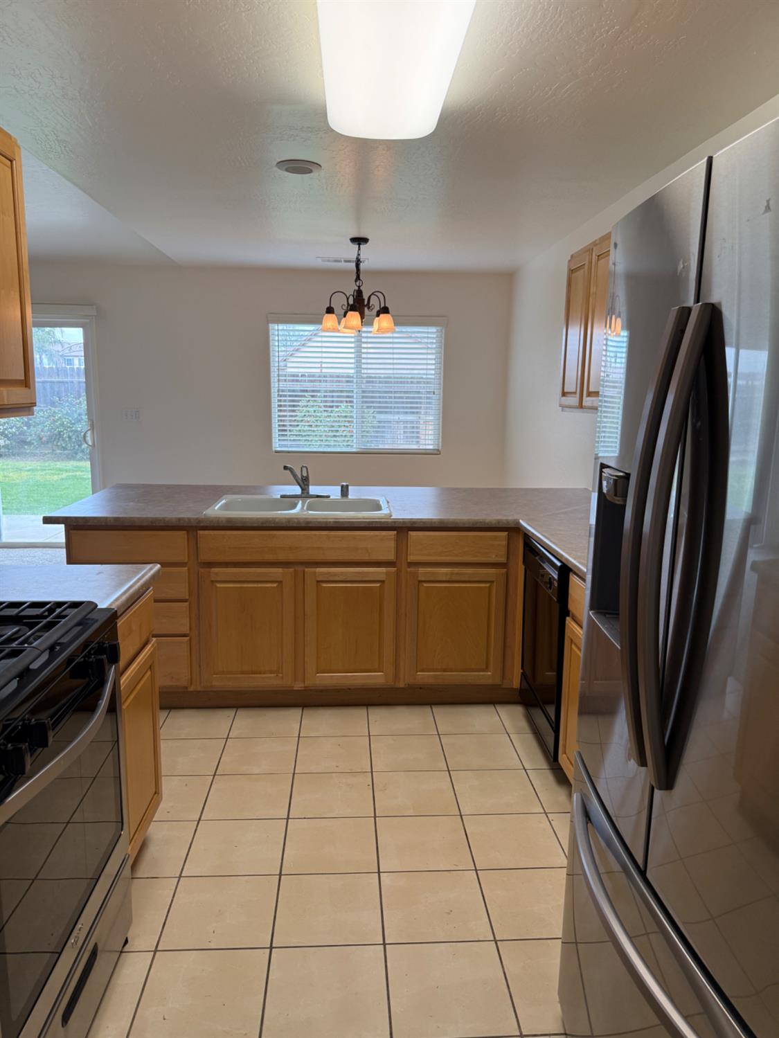 2020 W Bristol Ln, Hanford, CA 93230