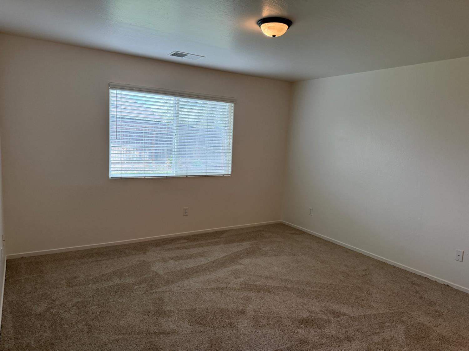 2020 W Bristol Ln, Hanford, CA 93230