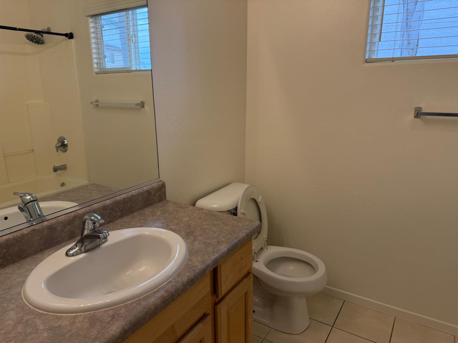 2020 W Bristol Ln, Hanford, CA 93230