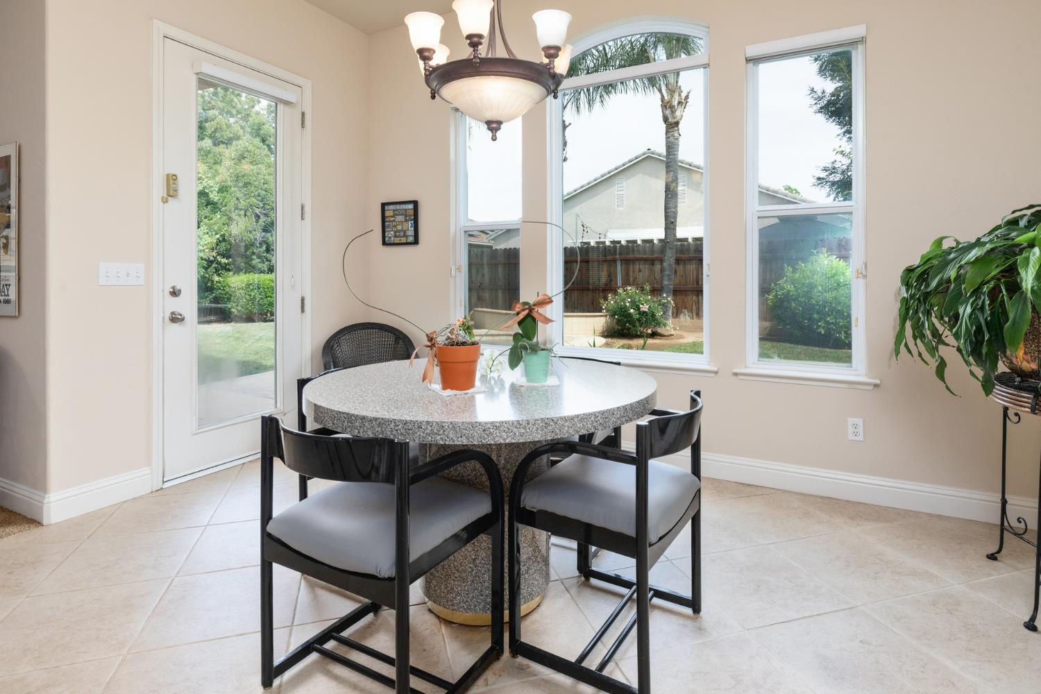 1827 N Joshua Ave, Clovis, CA 93619