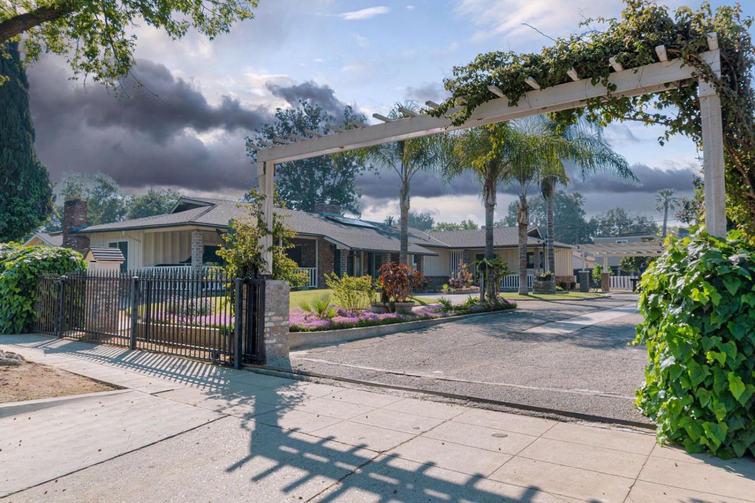 112 E Oleander, Fresno, CA 93706