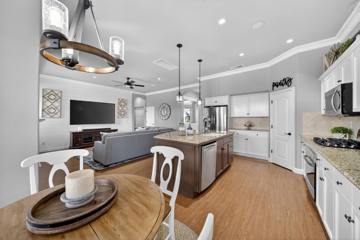 2765 Bellaire Ave, Clovis, CA 93611