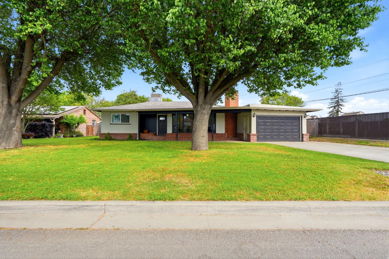 630 Auburn St, Tulare, CA 93274