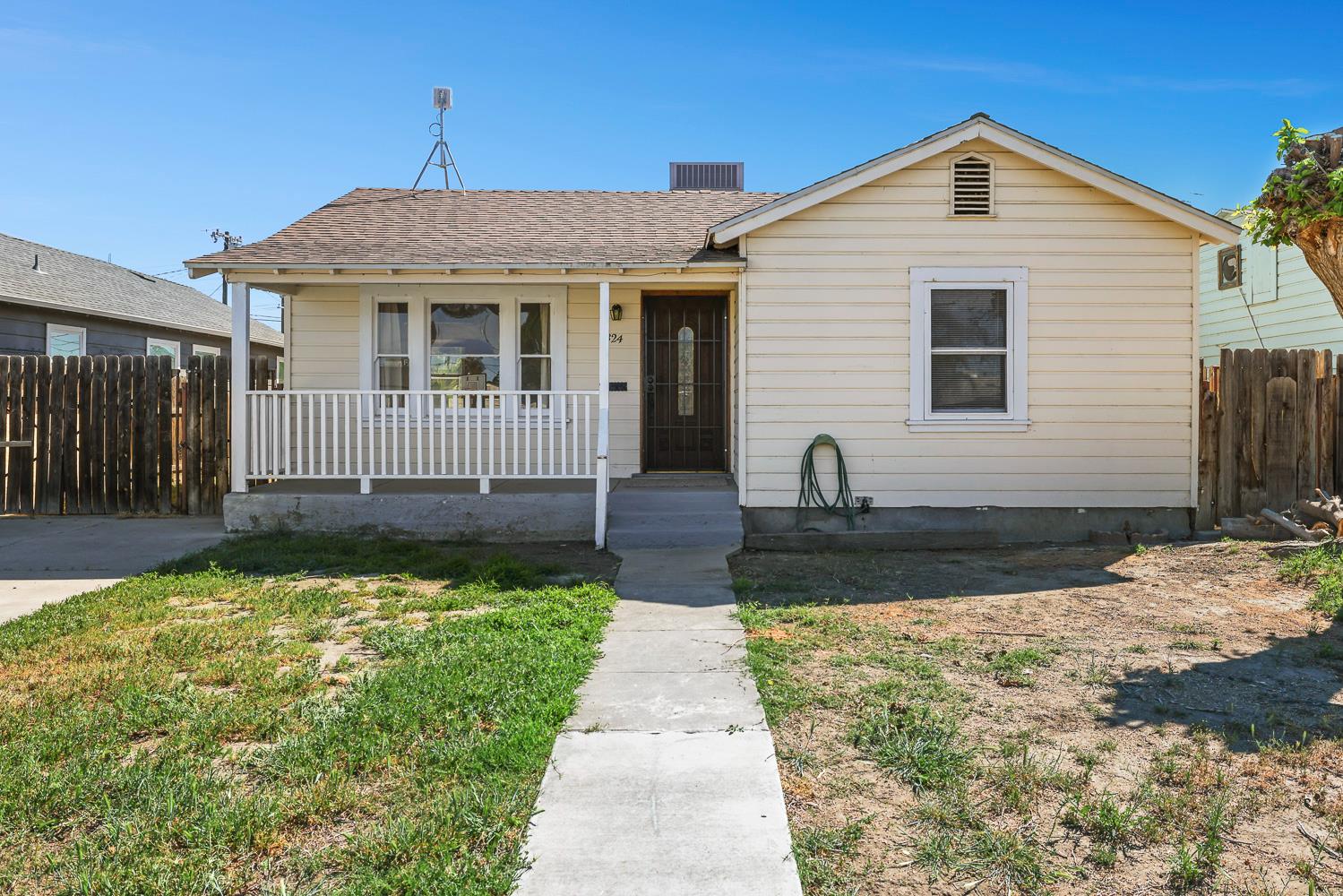 324 Coolidge St, Coalinga, CA 93210