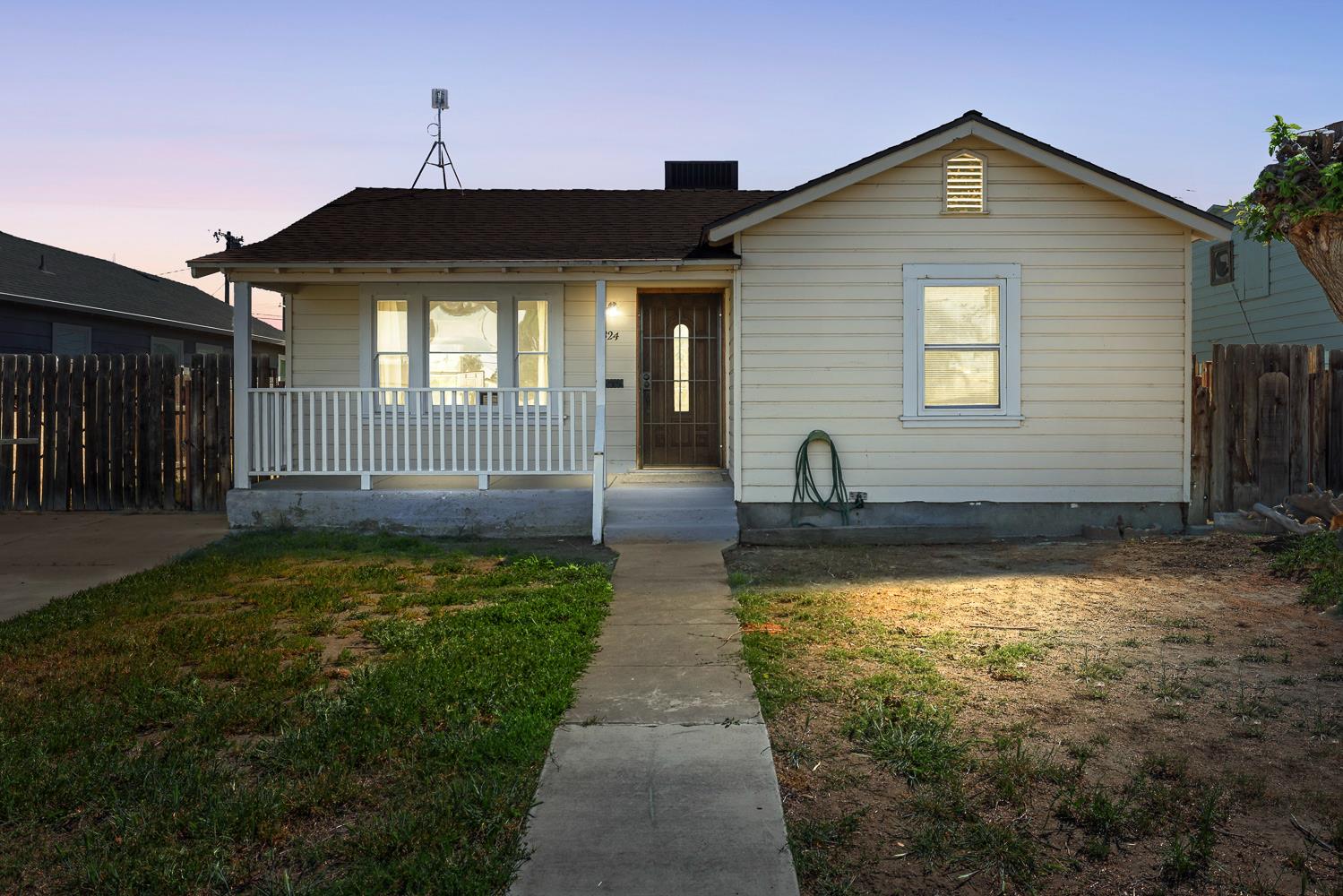 324 Coolidge St, Coalinga, CA 93210