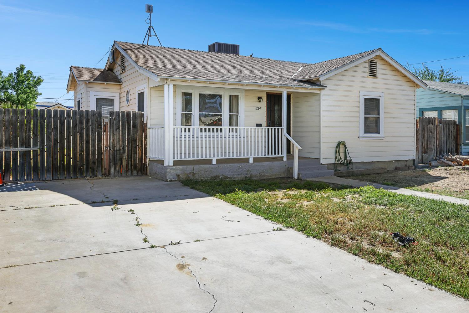 324 Coolidge St, Coalinga, CA 93210