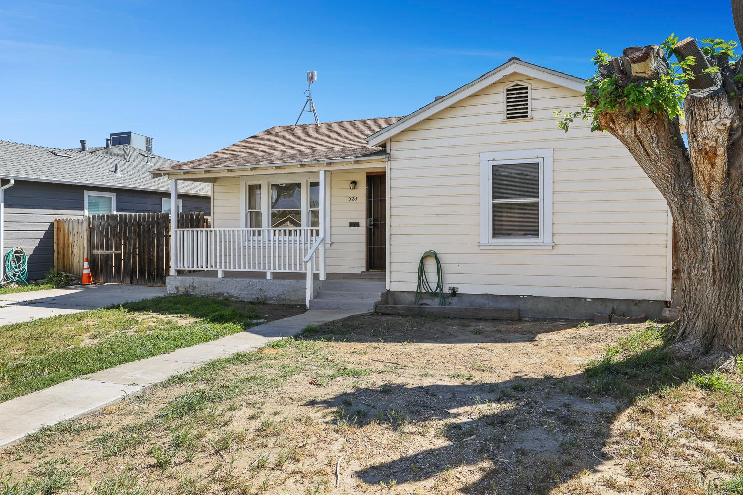 324 Coolidge St, Coalinga, CA 93210