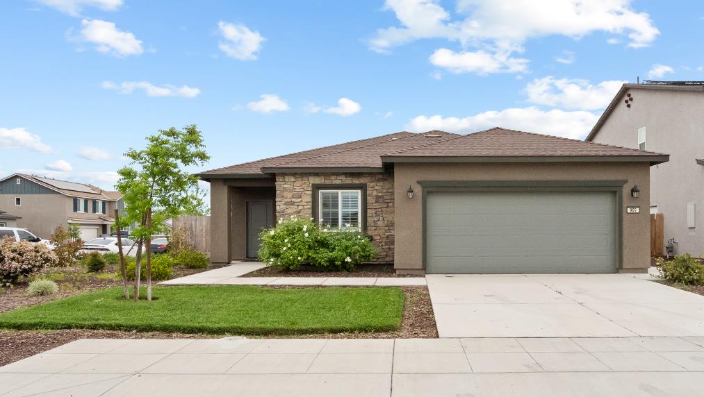969 S Kandarian Ct, Fowler, CA 93625