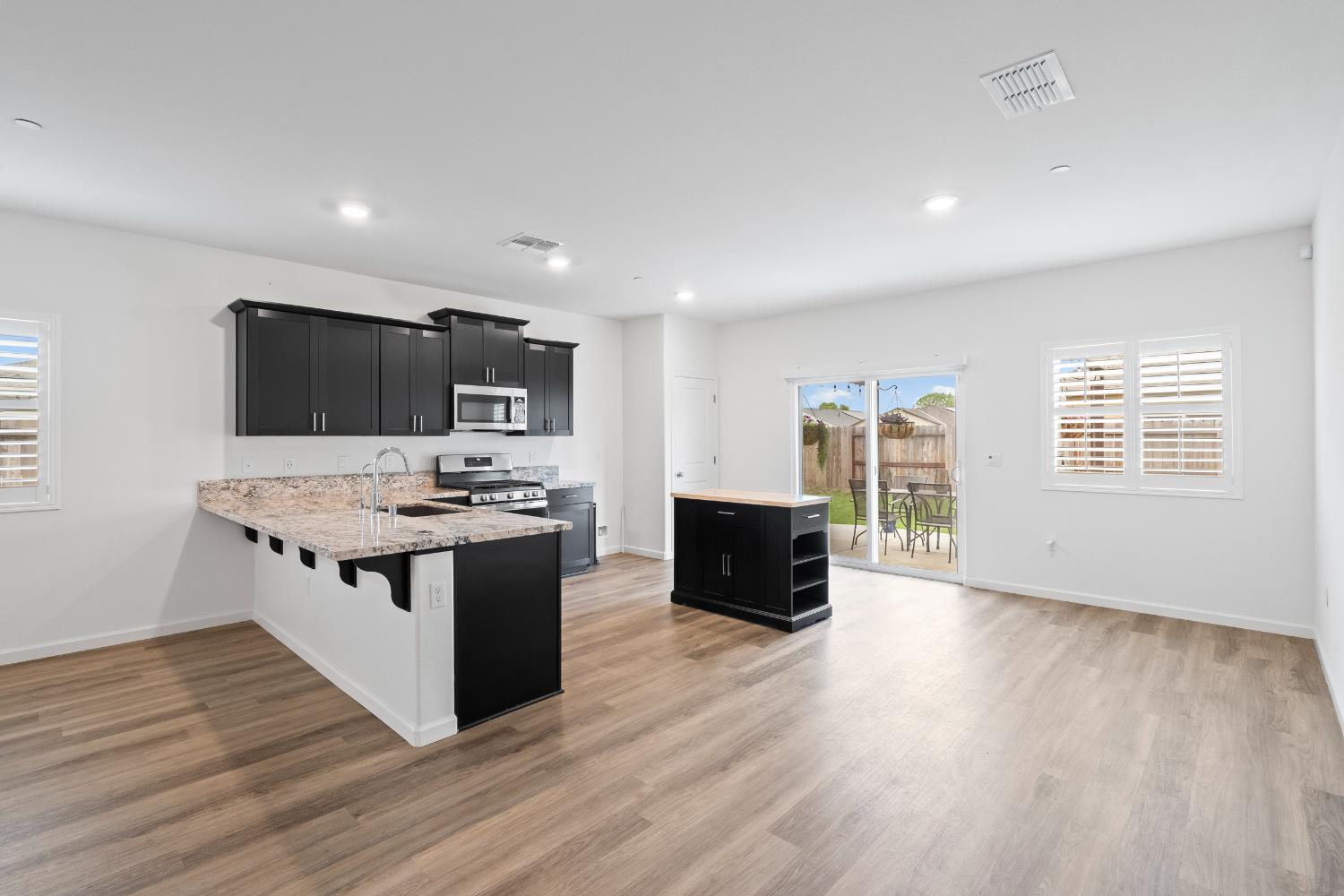 969 S Kandarian Ct, Fowler, CA 93625