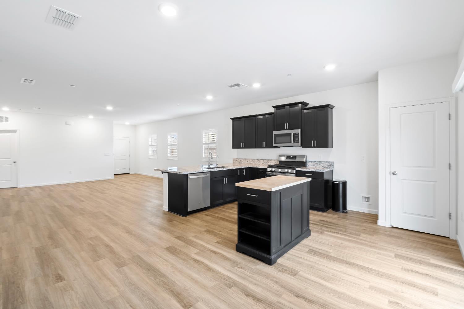 969 S Kandarian Ct, Fowler, CA 93625