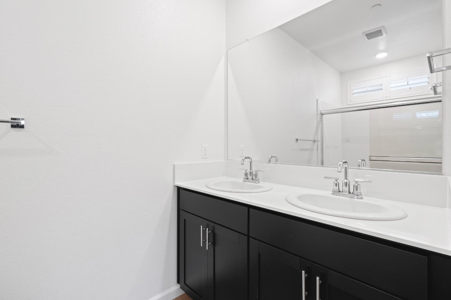 969 S Kandarian Ct, Fowler, CA 93625