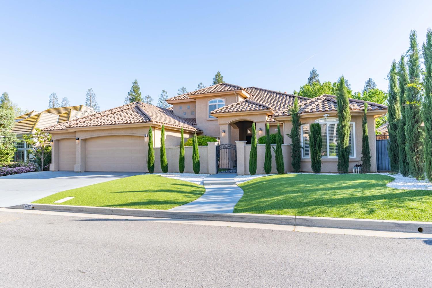 1103 E Newhall Dr, Fresno, CA 93720