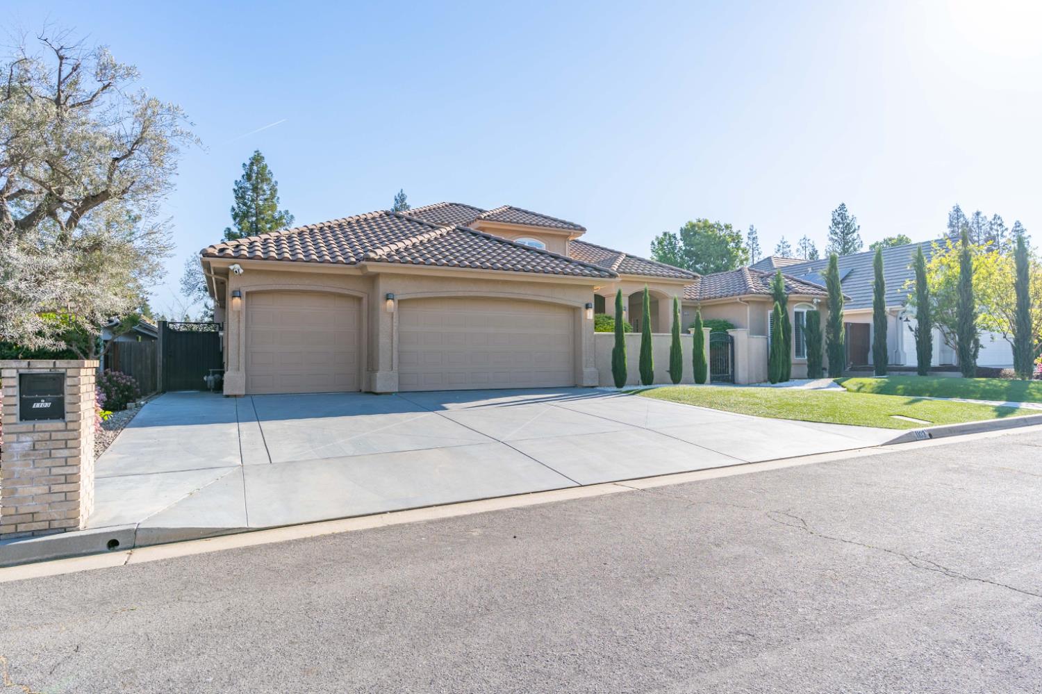 1103 E Newhall Dr, Fresno, CA 93720