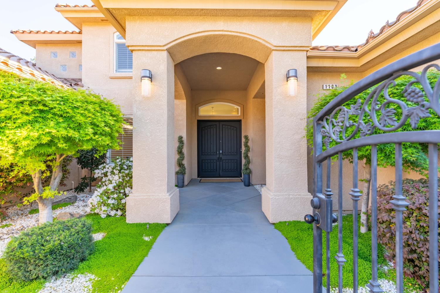 1103 E Newhall Dr, Fresno, CA 93720