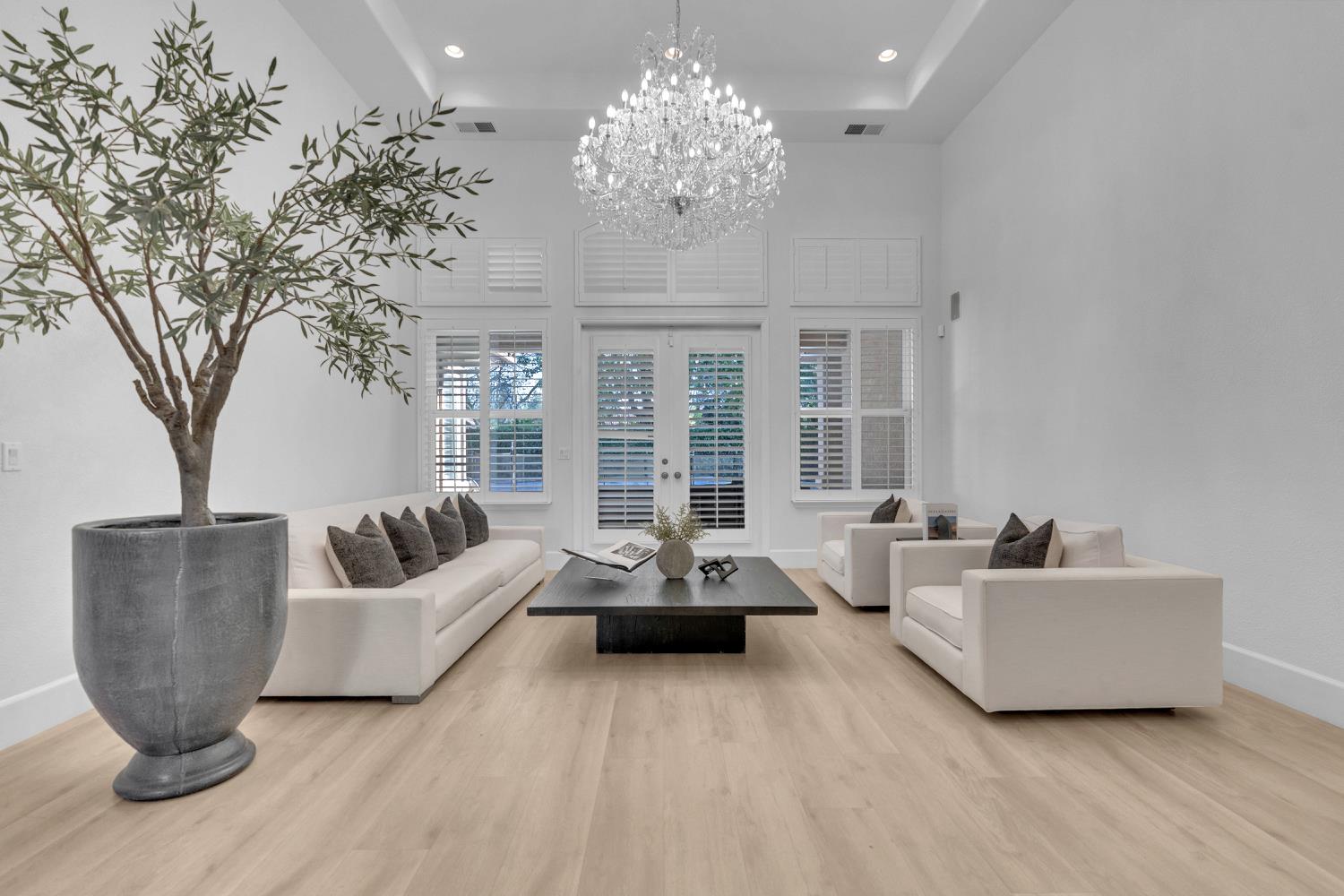 1103 E Newhall Dr, Fresno, CA 93720