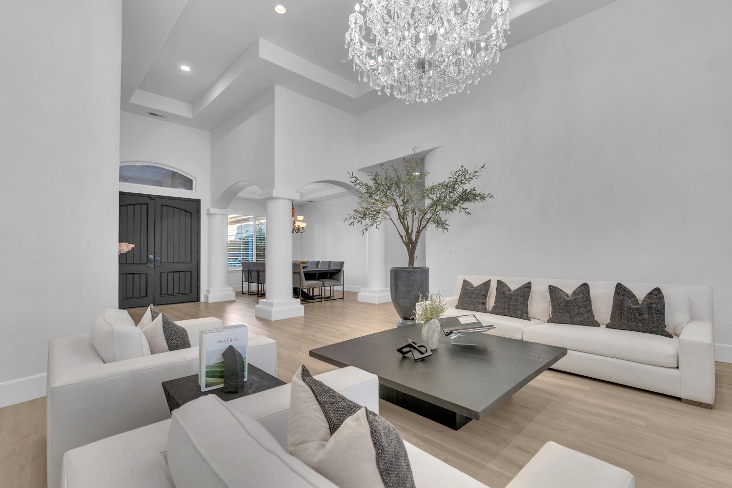 1103 E Newhall Dr, Fresno, CA 93720