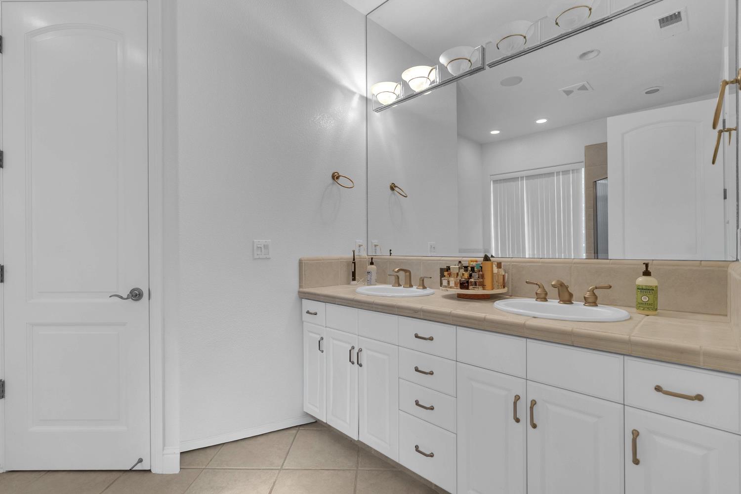 1103 E Newhall Dr, Fresno, CA 93720