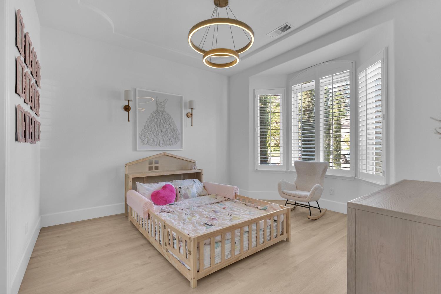 1103 E Newhall Dr, Fresno, CA 93720