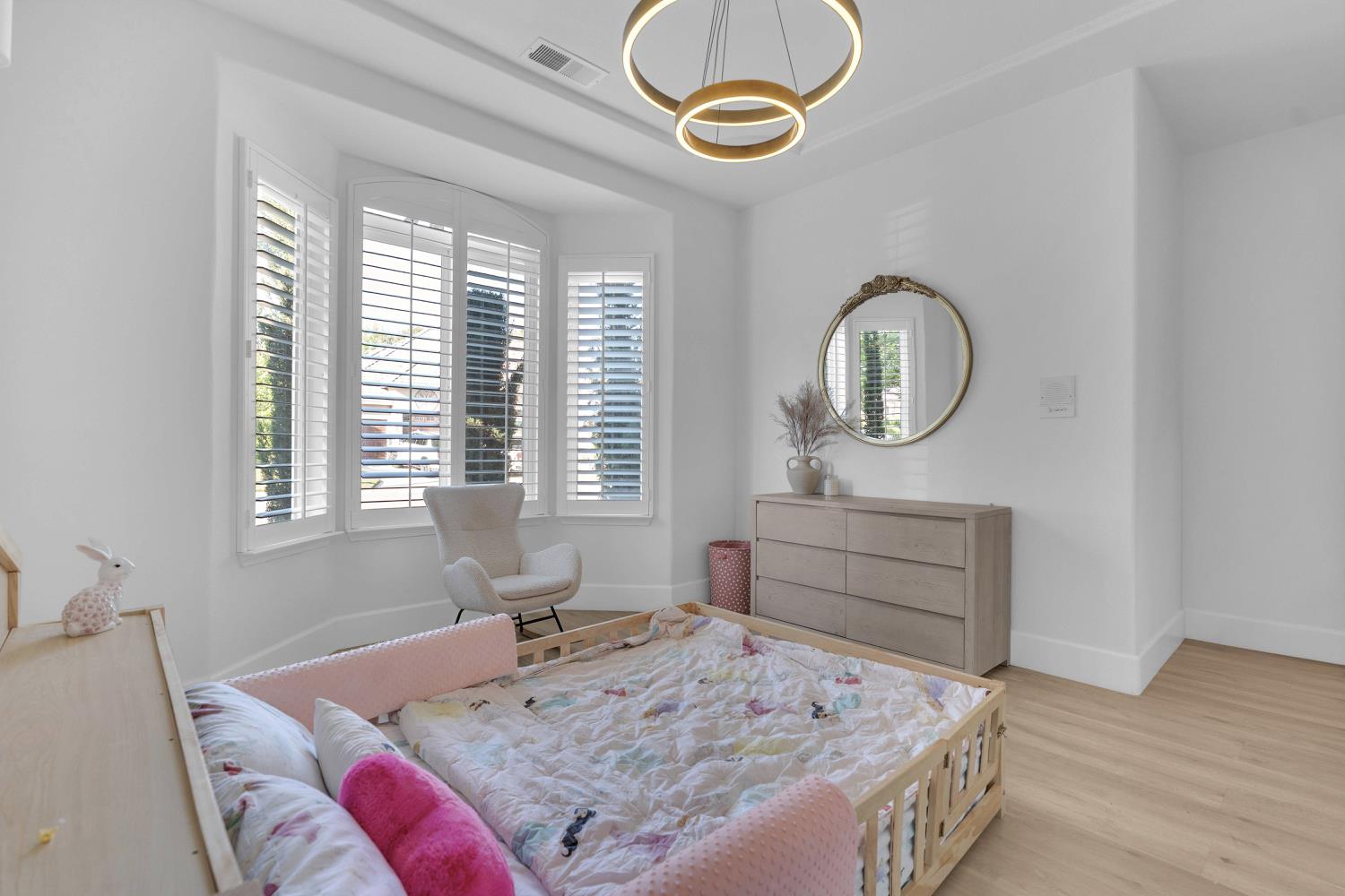 1103 E Newhall Dr, Fresno, CA 93720