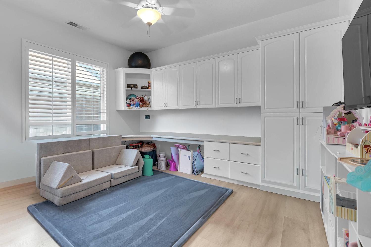 1103 E Newhall Dr, Fresno, CA 93720