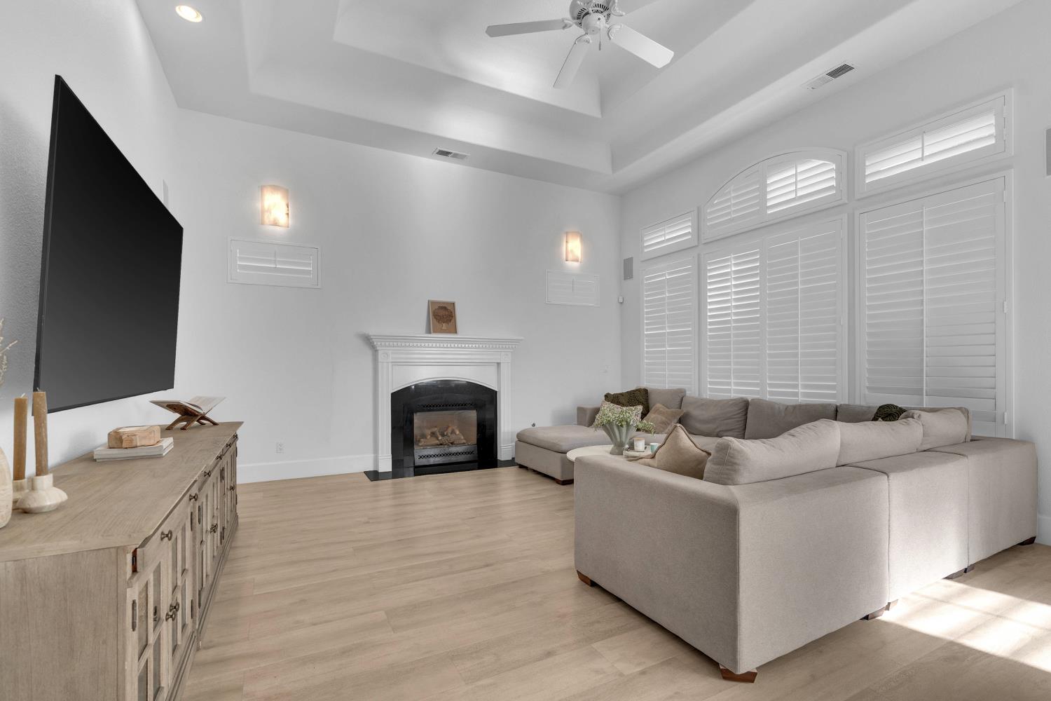 1103 E Newhall Dr, Fresno, CA 93720