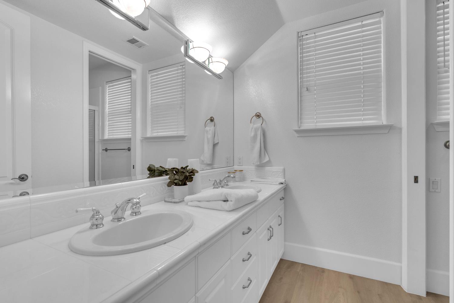 1103 E Newhall Dr, Fresno, CA 93720