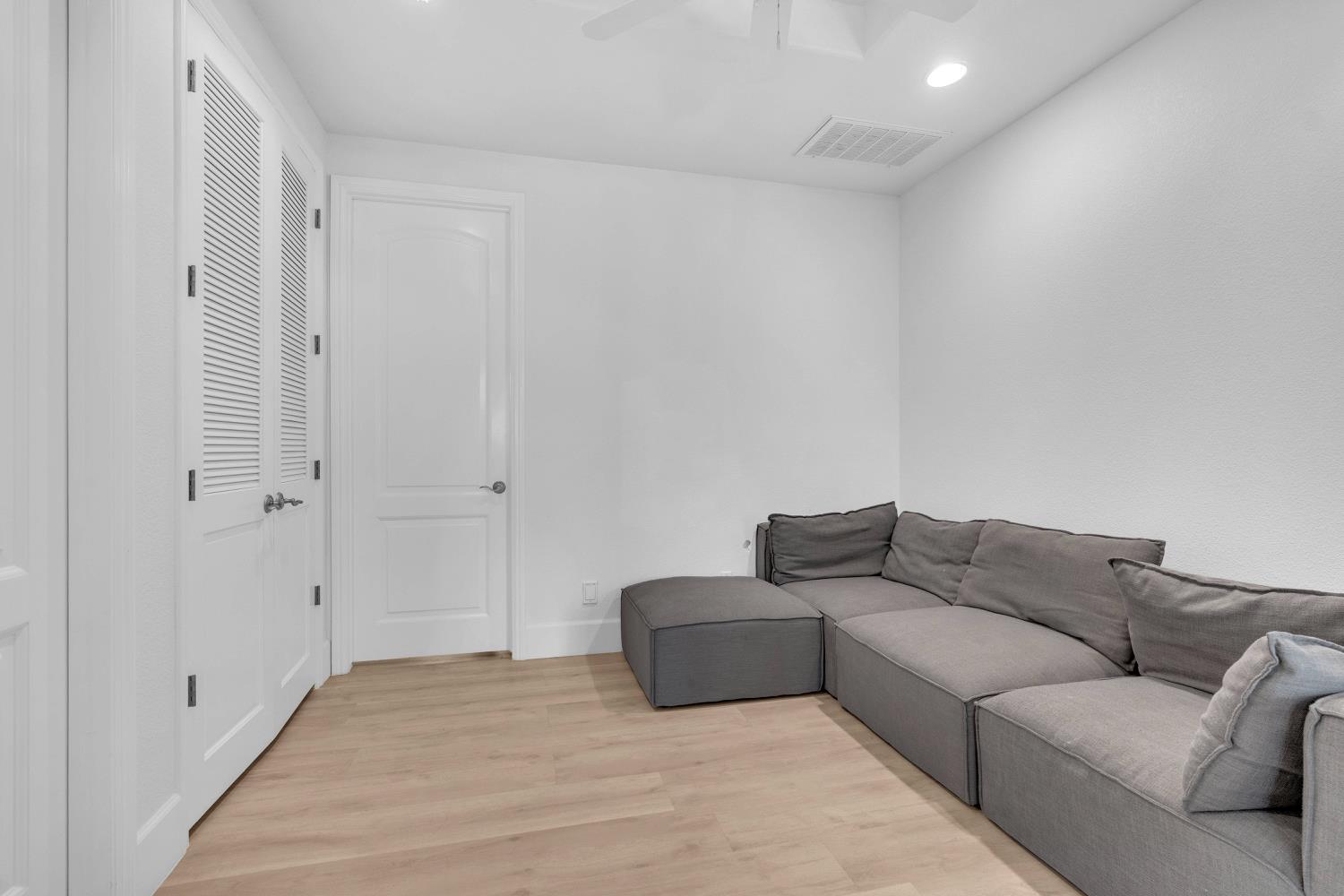 1103 E Newhall Dr, Fresno, CA 93720