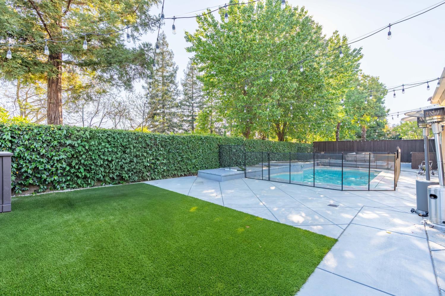 1103 E Newhall Dr, Fresno, CA 93720