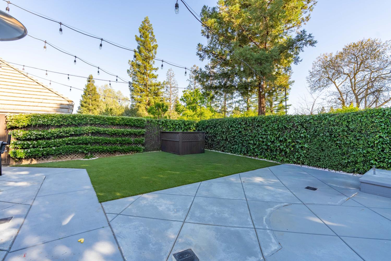 1103 E Newhall Dr, Fresno, CA 93720