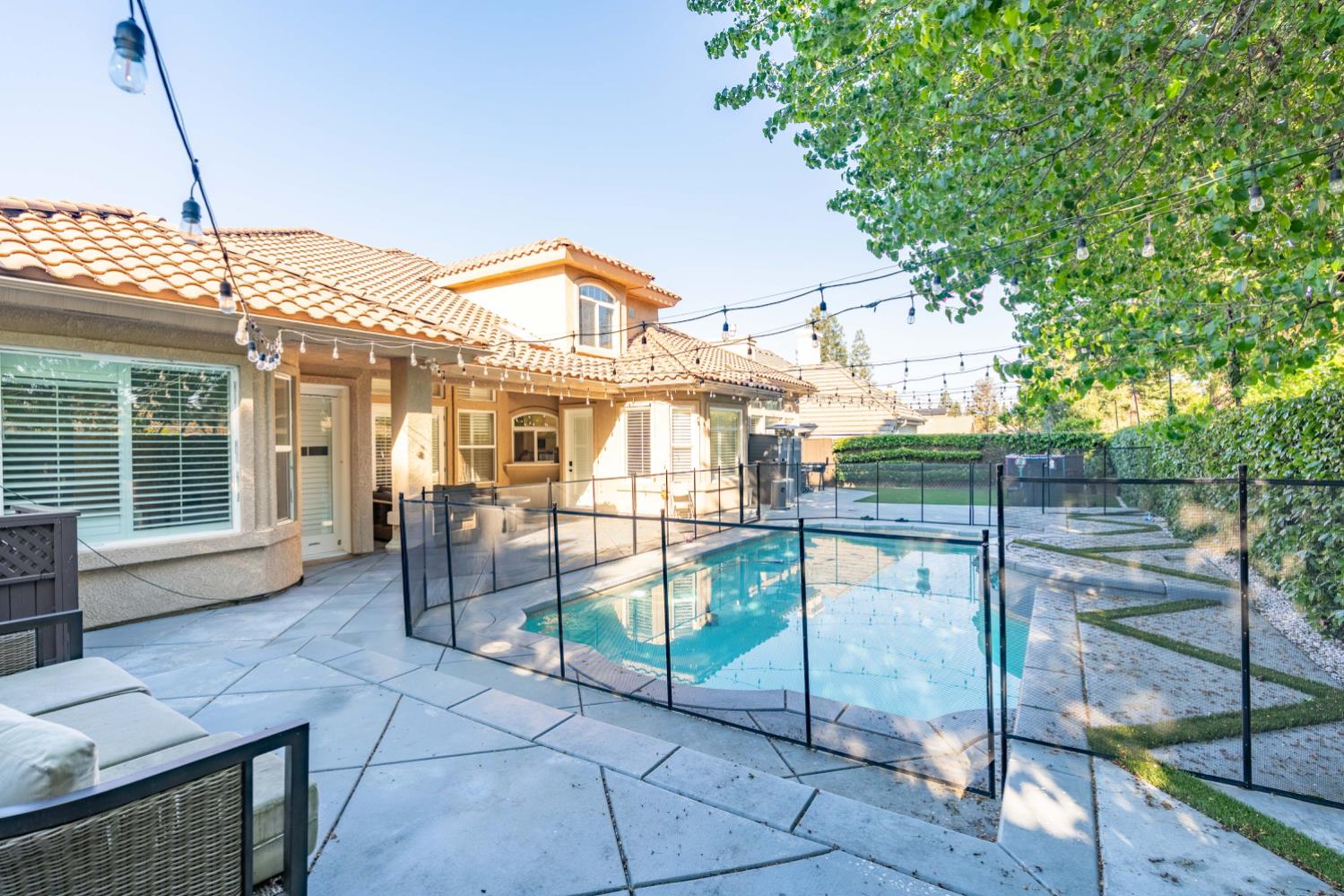 1103 E Newhall Dr, Fresno, CA 93720