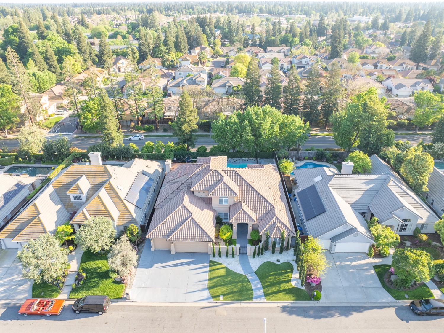 1103 E Newhall Dr, Fresno, CA 93720