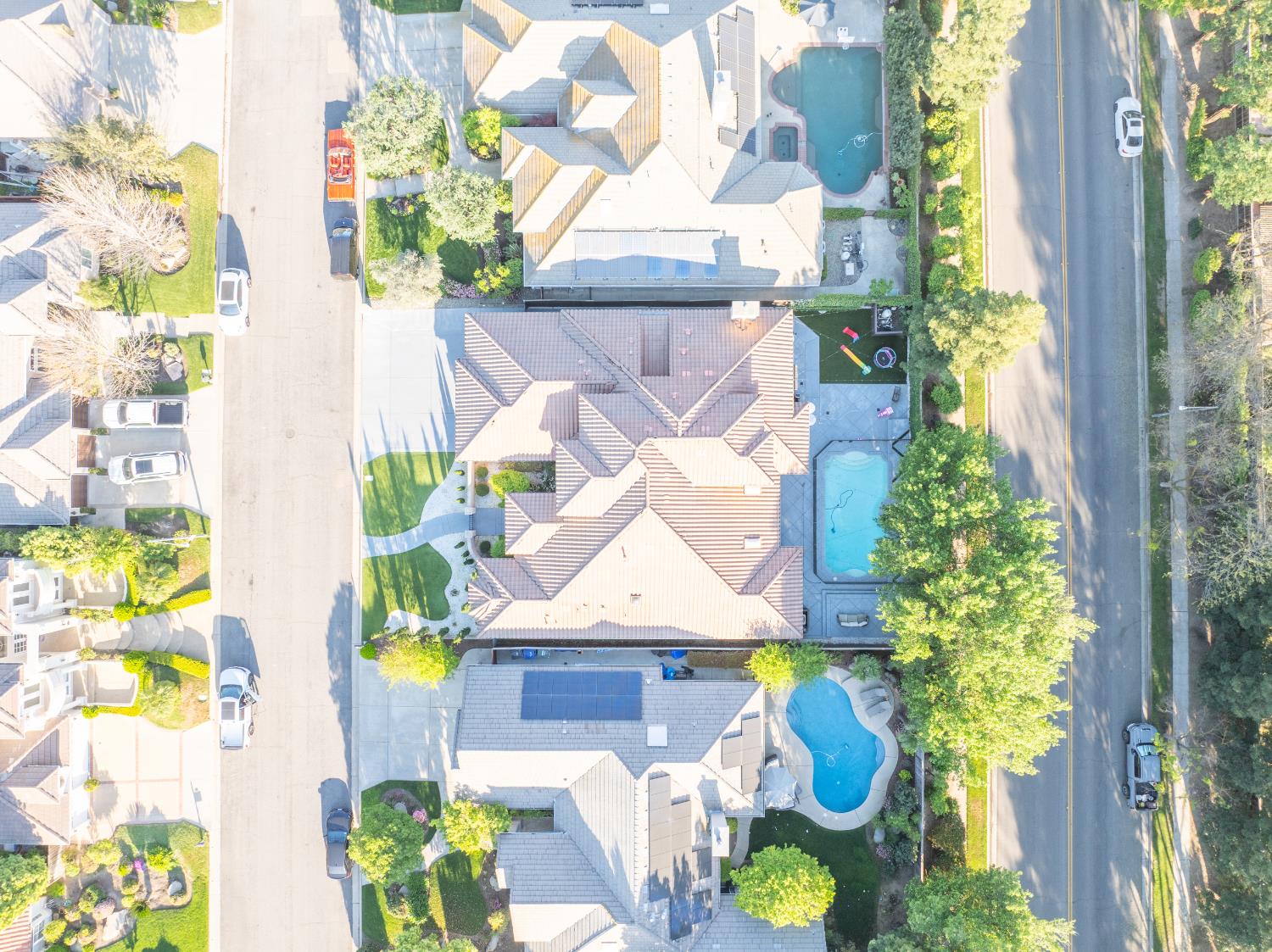 1103 E Newhall Dr, Fresno, CA 93720