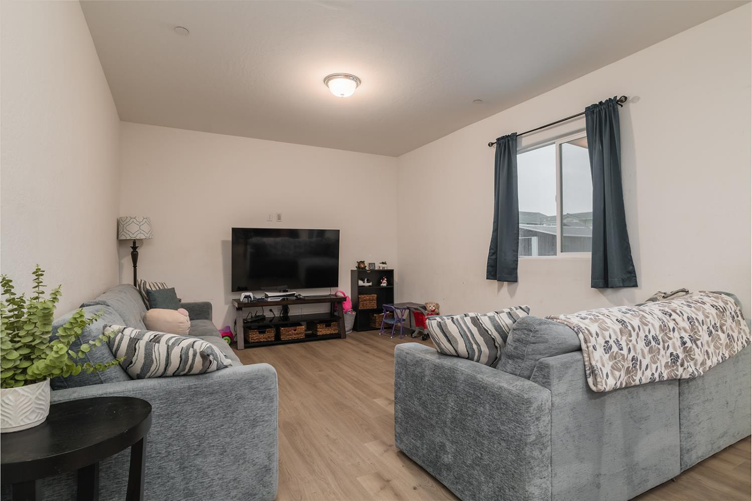 1945 E Gum Ave, Reedley, CA 93654