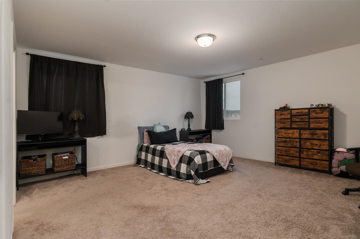 1945 E Gum Ave, Reedley, CA 93654