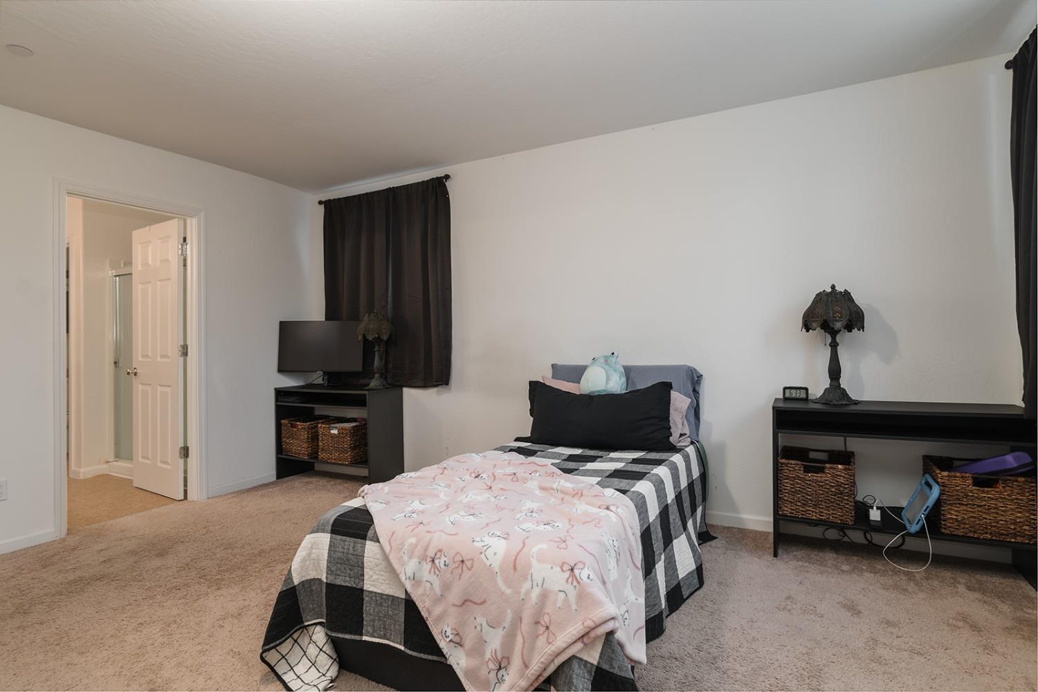 1945 E Gum Ave, Reedley, CA 93654