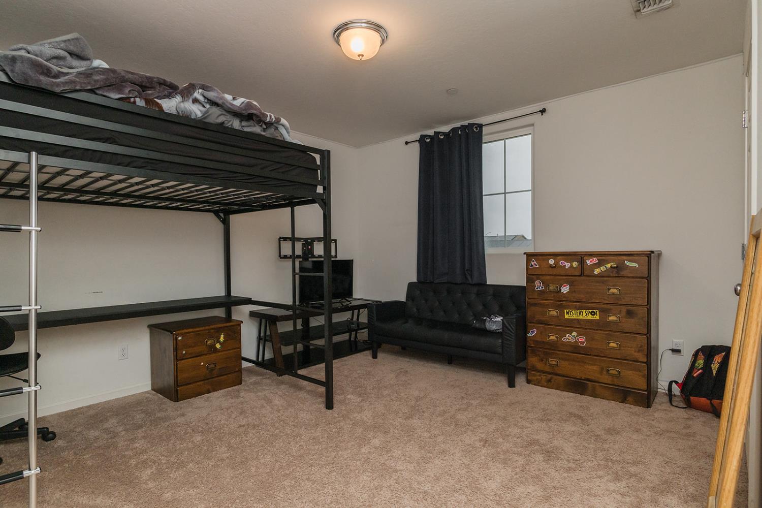 1945 E Gum Ave, Reedley, CA 93654